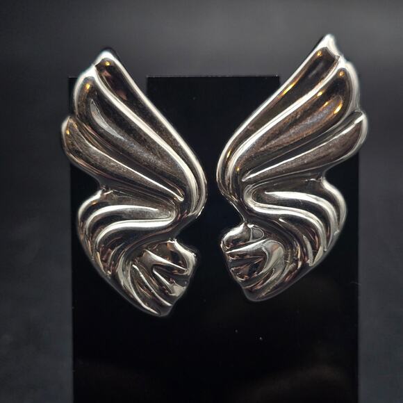 Silver Tone Rippled Ribbon Earrings Pierced Vintage Costume Jewelry - Picture 9 of 9